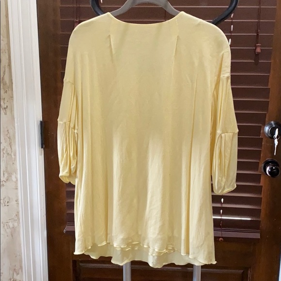 Light yellow blouse - Picture 2 of 3